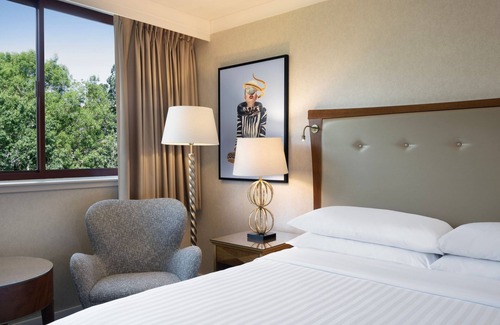 Swindon Hotel | Eco-Friendly Delta Hotels by Marriott Swindon with Pool & Spa