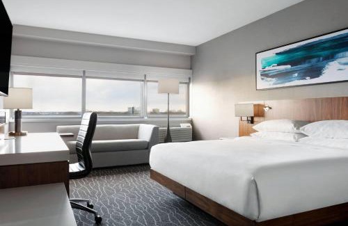 Iselin Hotel | Relax at Delta Hotels by Marriott Woodbridge - Poolside Fun