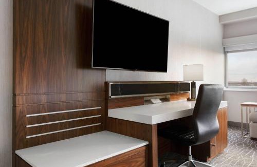 Iselin Hotel | Relax at Delta Hotels by Marriott Woodbridge - Poolside Fun