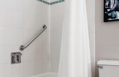 Iselin Hotel | Relax at Delta Hotels by Marriott Woodbridge - Poolside Fun