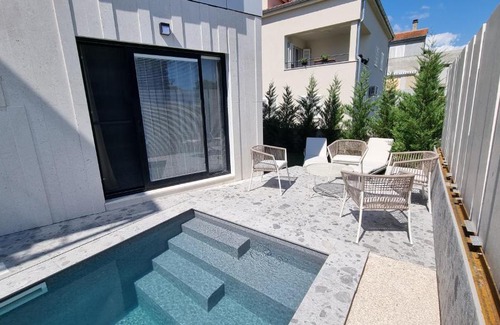 Zadar Apartment | Delta House: Oceanfront Retreat with Top Guest Ratings