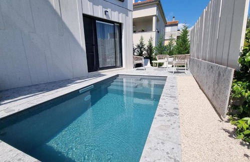 Zadar Apartment | Delta House: Oceanfront Retreat with Top Guest Ratings