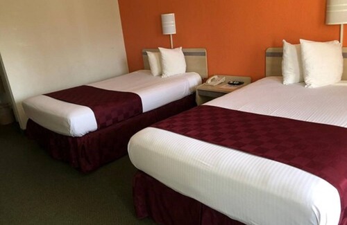 West Helena Hotel | Delta Inn: Family-Friendly Stay with Pool and Breakfast