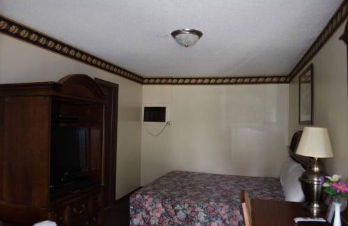 Bay City Hotel | Comfortable Delta Motel: Pet Friendly with Breakfast & Hot Tub