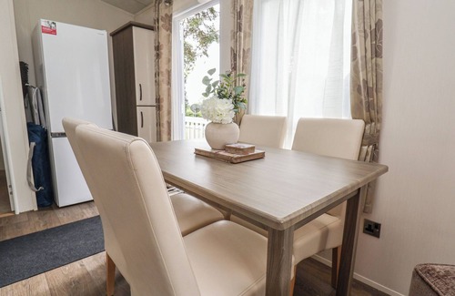 Ruthin Cottage | DELTA SUPERIOR, pet friendly, with a garden in Ruthin