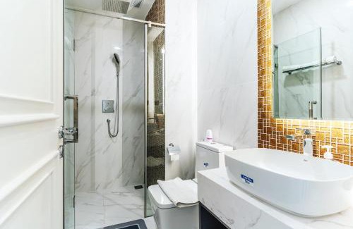 Little Japan Apartment | Ideal Stay at DeLux Best Central D1: Pool & Gym Access