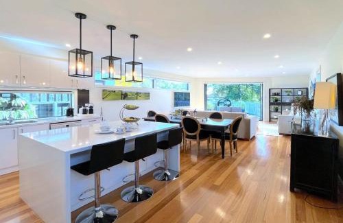 Camberwell House | Inviting Delux Camberwell Townhouse with Family Amenities