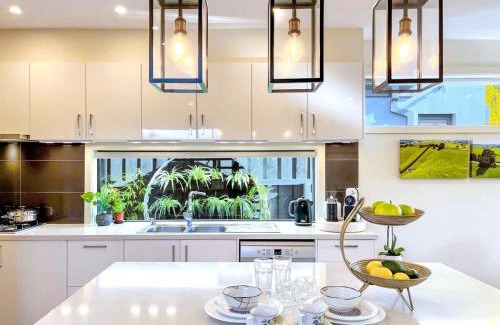 Camberwell House | Inviting Delux Camberwell Townhouse with Family Amenities