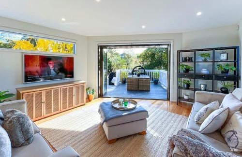 Camberwell House | Inviting Delux Camberwell Townhouse with Family Amenities