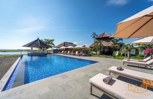 Kalisada Villa | DeLuxe 1BR Suite with panoramic sawa view! 100mtr from the Bali Sea!
