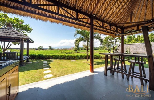 Kalisada Villa | DeLuxe 1BR Suite with panoramic sawa view! 100mtr from the Bali Sea!