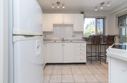 Victoria Condo | Modern 2 Bed Retreat, Steps from Downtown and Seawalk