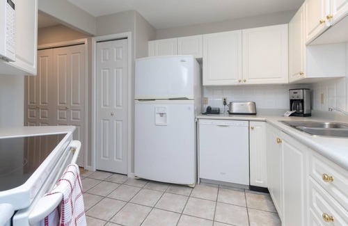 Victoria Condo | Modern 2 Bed Retreat, Steps from Downtown and Seawalk