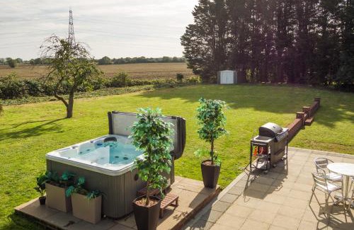 Halstead Apartment | Stylish 2 Bed Versace Bungalow with Hot Tub & Cinema