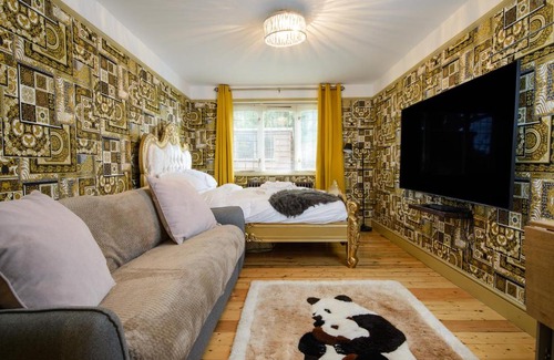 Halstead Apartment | Stylish 2 Bed Versace Bungalow with Hot Tub & Cinema