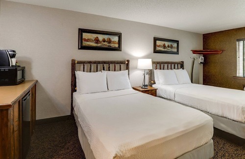 Johnston Hotel | Cozy Stoney Creek Hotel: Pet-Friendly & Free Breakfast