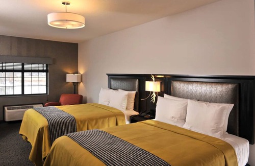 Independence Hotel | Comfortable 2 Queen Room with Work Desk, Stoney Creek KC