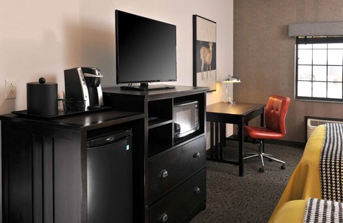 Independence Hotel | Comfortable 2 Queen Room with Work Desk, Stoney Creek KC