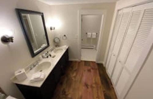 West Dover Resort | Guest Rated 10/10: Cozy 2xQueen Room with Fireplace