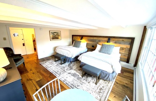 West Dover Resort | Historic Inn: Deluxe 2xQueen with Pool & Breakfast