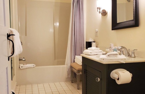 West Dover Resort | Historic Inn: Deluxe 2xQueen with Pool & Breakfast
