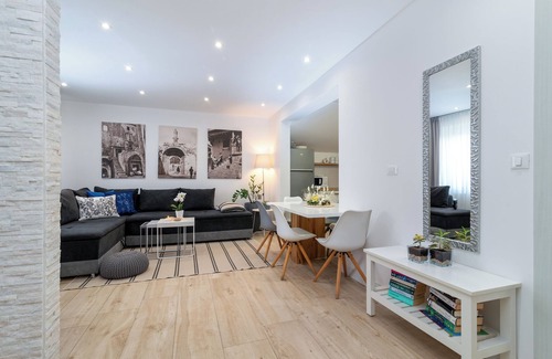 Trogir Apartment | Elegant 4-Star Giovanni Apartment with Heated Pool & Ocean View