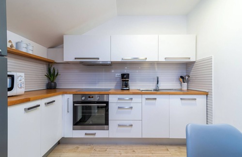 Trogir Apartment | Elegant 4-Star Giovanni Apartment with Heated Pool & Ocean View