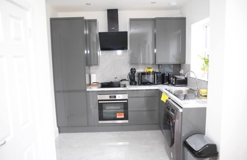 Fryent House | Spacious 4-Bed House Near Wembley Stadium with Great Amenities