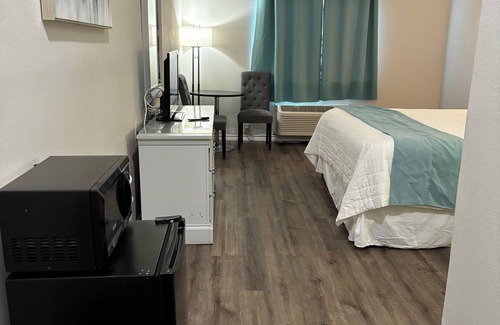 Cameron County Hotel | Affordable Comfort at Deluxe Inn & Suites with Pool Access