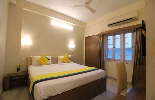 Salt Lake Bed & Breakfast | Cozy AC Room at Anamitra Guest House with Great Amenities