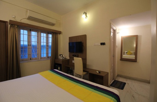 Salt Lake Bed & Breakfast | Comfortable AC Room at Anamitra Guest House with Breakfast