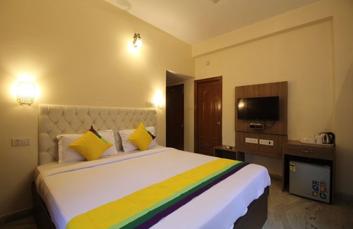 Salt Lake Bed & Breakfast | Cozy AC Room with Balcony at Anamitra Guest House