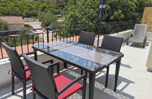 Kneza Apartment | Oceanfront Retreat: Deluxe Apartment “Koromačna” Awaits