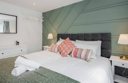 Milton Keynes Apartment | Deluxe Apartment - 7 Mins Drive to City Centre - Wifi & TV by Yoko Property