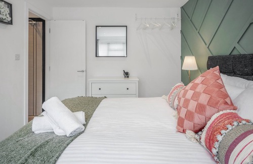 Milton Keynes Apartment | Deluxe Apartment - 7 Mins Drive to City Centre - Wifi & TV by Yoko Property