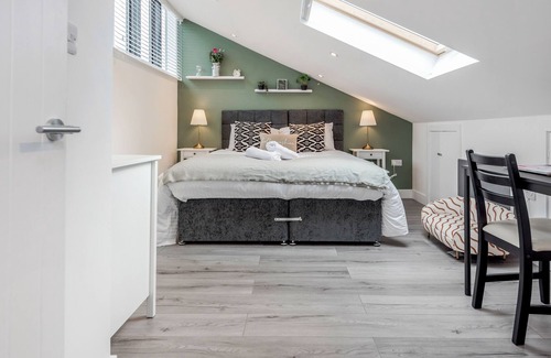 Milton Keynes Apartment | Deluxe Apartment - 7 Mins Drive to City Centre - Wifi & TV by Yoko Property