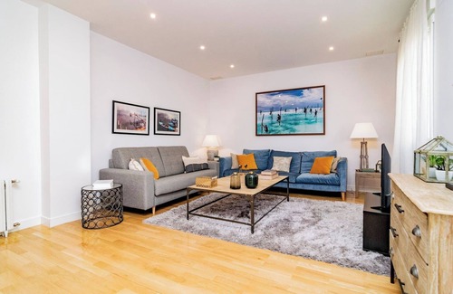 Castellana Apartment | Stylish Juan Bravo Suites I: Rated 9.6, Ideal for Families