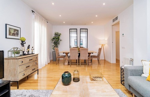 Castellana Apartment | Stylish Juan Bravo Suites I: Rated 9.6, Ideal for Families