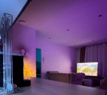 Freneuse Apartment | Relaxing Jacuzzi Apartment Ideal for Families and Groups