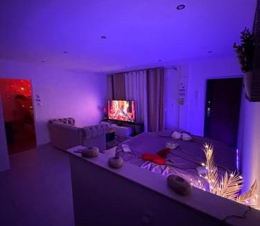 Freneuse Apartment | Relaxing Jacuzzi Apartment Ideal for Families and Groups