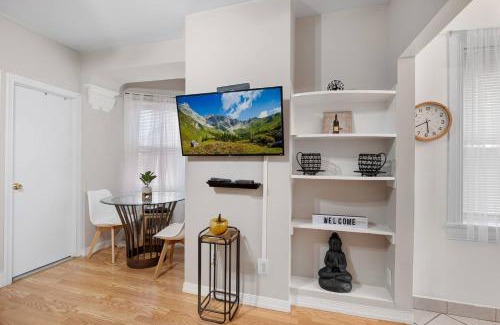 Gayborhood Apartment | Central Premium Apartment: Pet & Child Friendly Retreat
