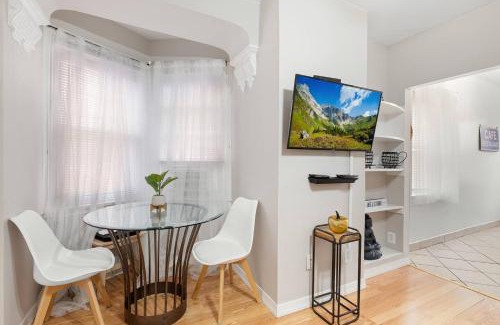 Gayborhood Apartment | Central Premium Apartment: Pet & Child Friendly Retreat