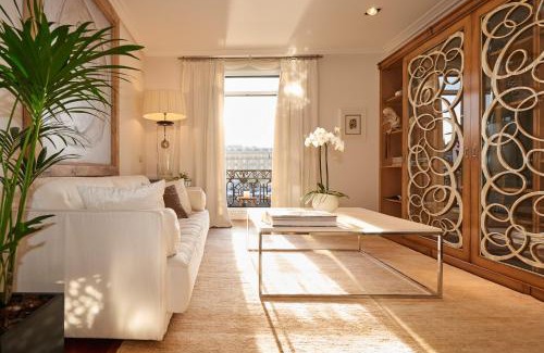 Gros Apartment | Elegant Views of Historic Maria Cristina Hotel