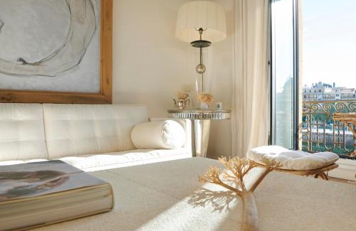 Gros Apartment | Elegant Views of Historic Maria Cristina Hotel