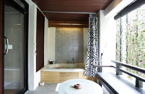 Lamai Resort | Elegant Deluxe Balcony Suite with Pool and Spa Amenities