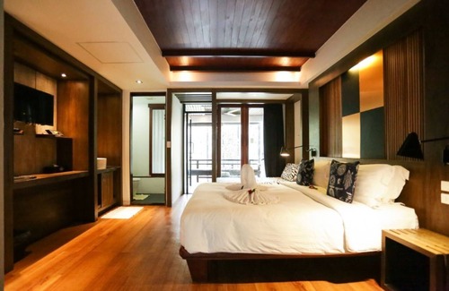 Lamai Resort | Elegant Deluxe Balcony Suite with Pool and Spa Amenities