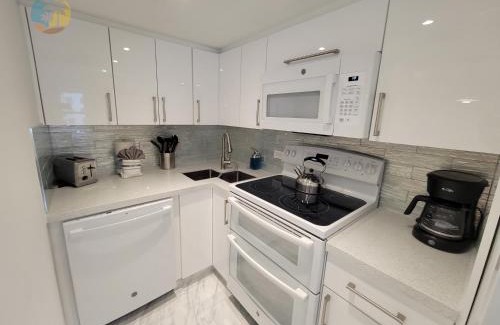 Mid Beach Apartment | Seaside Getaway at Deluxe Beach Resort - HORA RENTALS