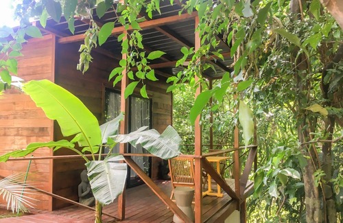 Isla Saboga Cabin | Cozy Cabin with Garden View and Oceanfront Amenities