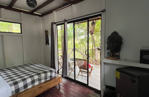 Isla Saboga Cabin | Cozy Cabin with Garden View and Oceanfront Amenities