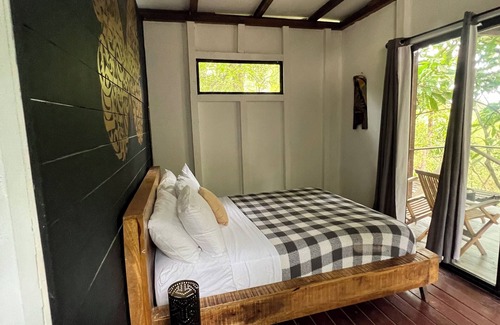 Isla Saboga Cabin | Cozy Cabin with Garden View and Oceanfront Amenities